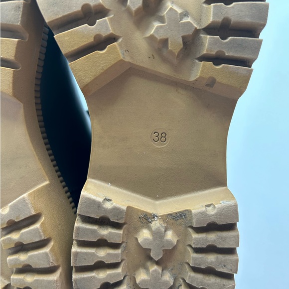 Black with tan rubber soles H&M Chelsea Boots. - Picture 7 of 9